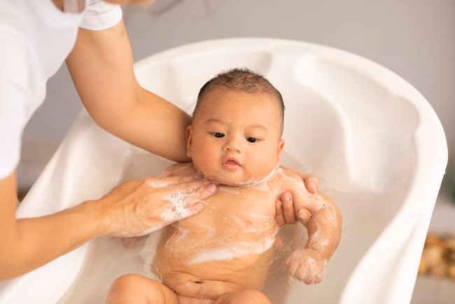 Memandikan Bayi