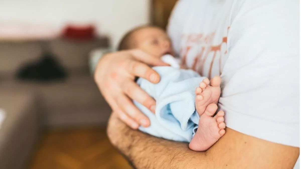 cara menggendong bayi baru lahir